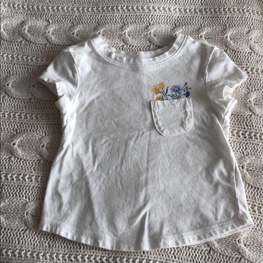 Old Navy White 🌸 Pocket T Shirt - Like New!